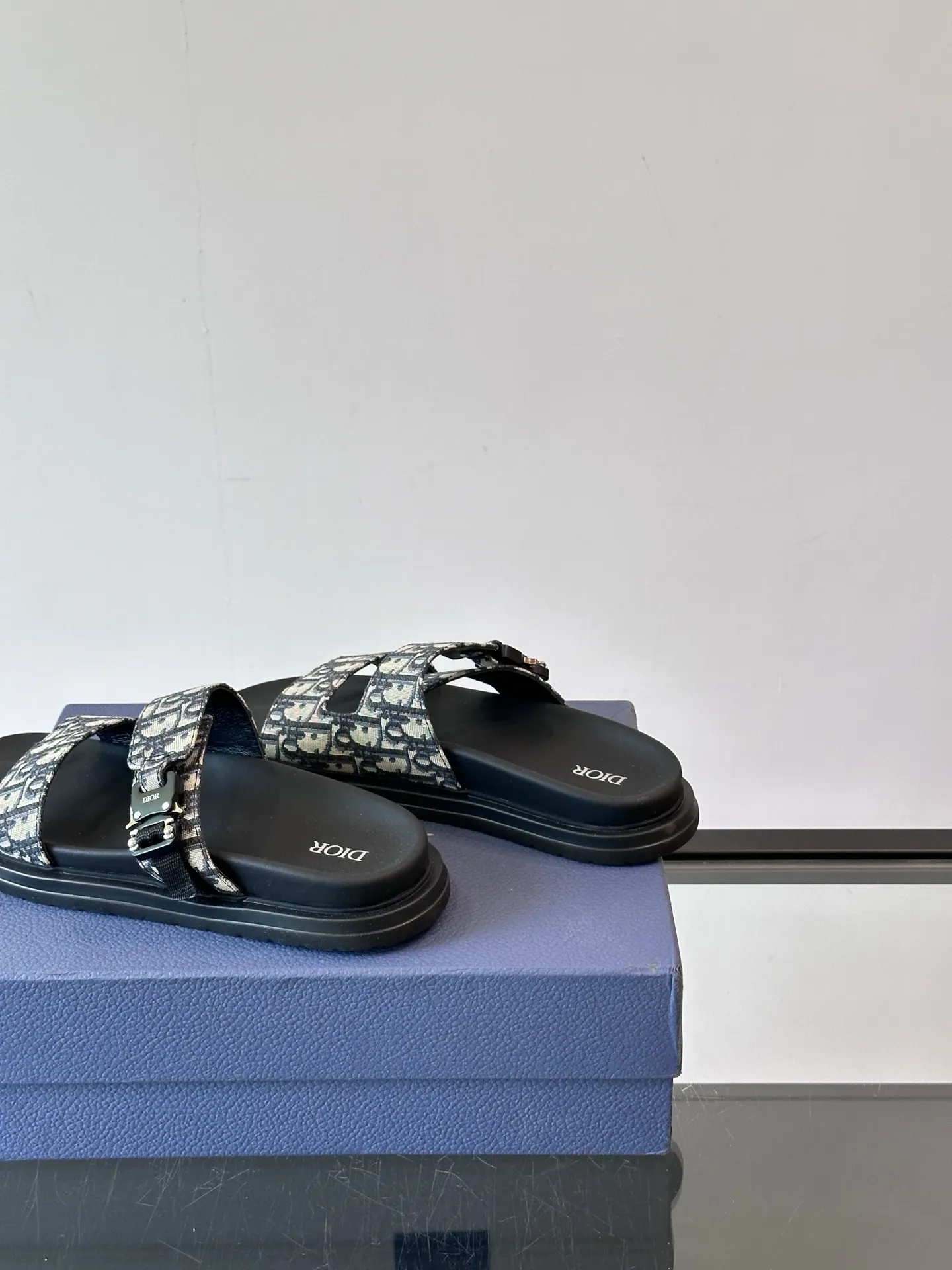 Factory price: 300💰Dior Aqua men's sandals and slippers. Showcasing Dior haute couture design. The Dior gray suede strap is accented with an aluminum Dior buckle for added style. Paired with a comfortable tonal notch sole, they pair easily with shorts or jeans for a sophisticated look. Main body: suede cow leather, technical fabric lining: cow leather, with adjustable straps, aluminum Dior buckle, Dior gray EVA insole, tonal notch rubber outsole splicing structure👌👌 size: 38-44 (45.46 customized)